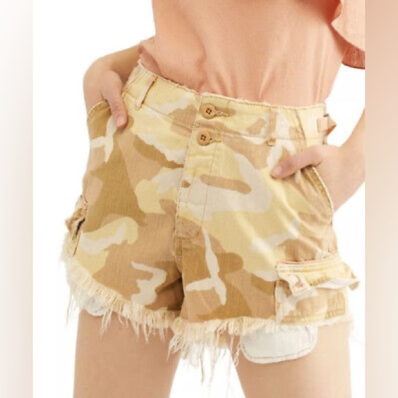 Free people commander cutoff shorts beige frayed side buckles size 0 camo print - Picture 1 of 6